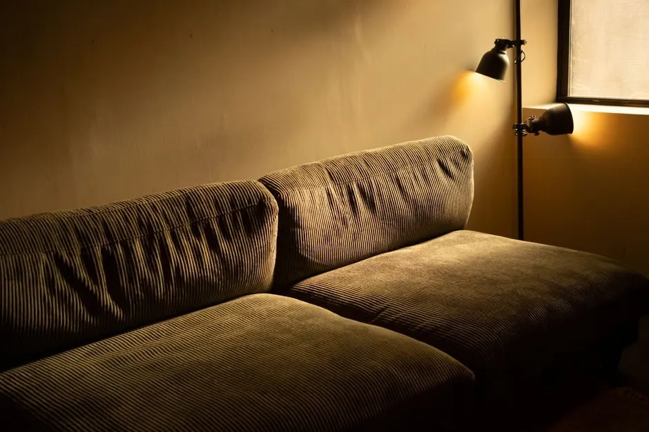 Sofa bọc vải nỉ màu be ấm áp trong phòng khách