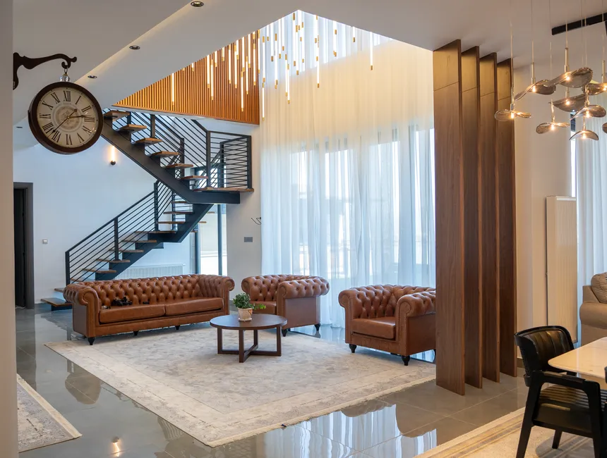 Sofa bọc da thật sang trọng trong phòng khách rộng