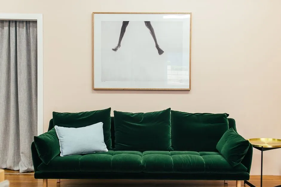 Sofa bọc vải nhung xanh rêu sang trọng