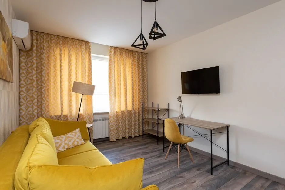 Sofa bọc màu vàng mù tạt tạo điểm nhấn phòng khách