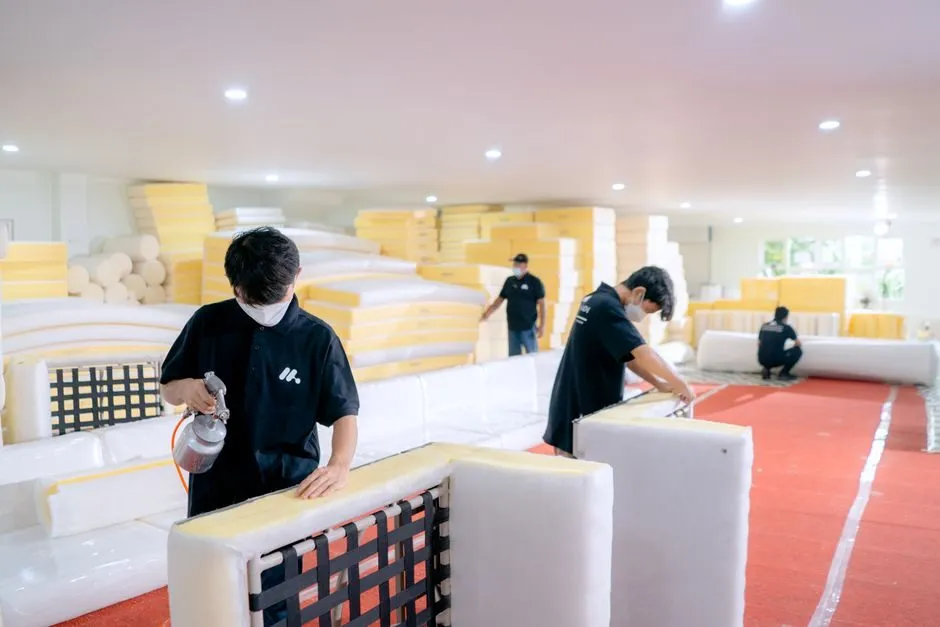 Thợ thay đệm mút sofa trong xưởng bọc ghế