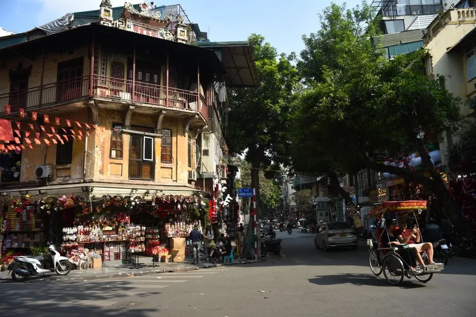 Phố cổ Hà Nội với hàng cây mùa thu lãng mạn